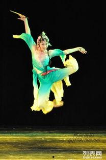 拿丝巾的成人舞蹈视频,成人舞蹈中的优雅风情演绎