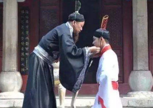 男成人古装辫子视频,探寻男成人古装辫子之美