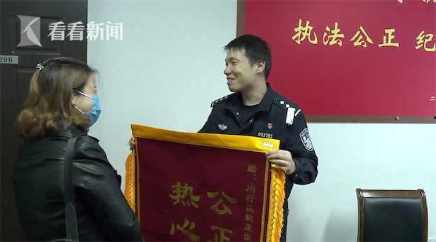 成人礼送锦旗视频,见证青春蜕变与感恩之情