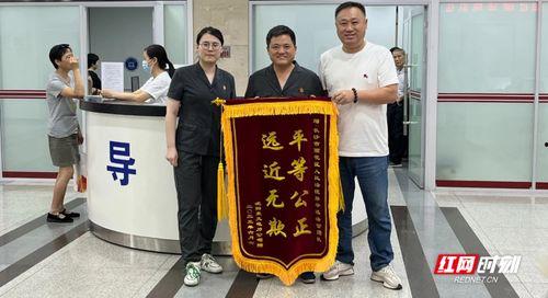 成人礼送锦旗视频,见证青春蜕变与感恩之情