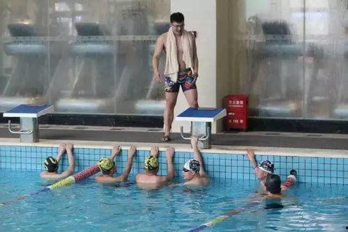 成人初次学游泳搞笑视频