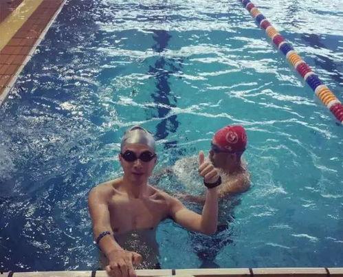 成人初次学游泳搞笑视频