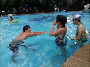 成人初次学游泳搞笑视频